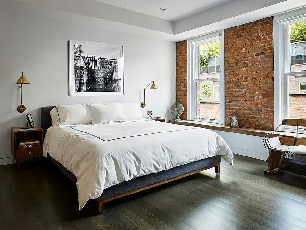 Bức tường gạch lộ ra là một đặc điểm ngày càng phổ biến trong nhiều phòng ngủ trên khắp thành phố New York.