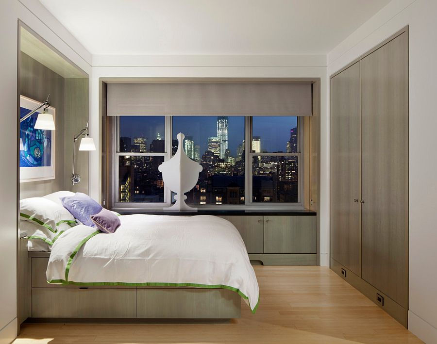  Một phòng ngủ nhỏ của căn hộ tại The Village với tầm nhìn ra đường chân trời lấp lánh của thành phố New York   