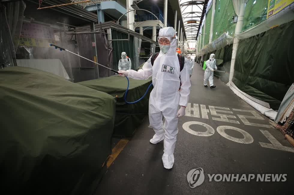 Quân đội Hàn Quốc khử trùng chợ Seomun ở Daegu, cách Seoul 300 km về phía đông nam, để giúp ngăn chặn sự lây lan của COVID-19 vào ngày 5/4/2020. Ảnh: Yonhap