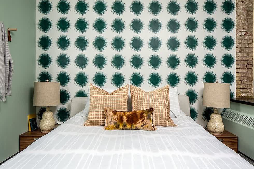 Phòng ngủ nhỏ có ý tưởng thiết kế hiện đại trẻ trung của căn hộ NoHo tại thành phố New York với bức tường phía đầu giường tuyệt đẹp.