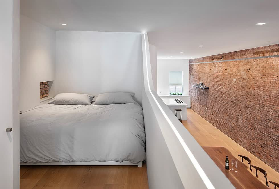 Phòng ngủ nhỏ trên gác xép bên trong một căn hộ chung cư với ánh sáng dải LED mang lại cho nó một sự hấp dẫn thị giác thú vị.