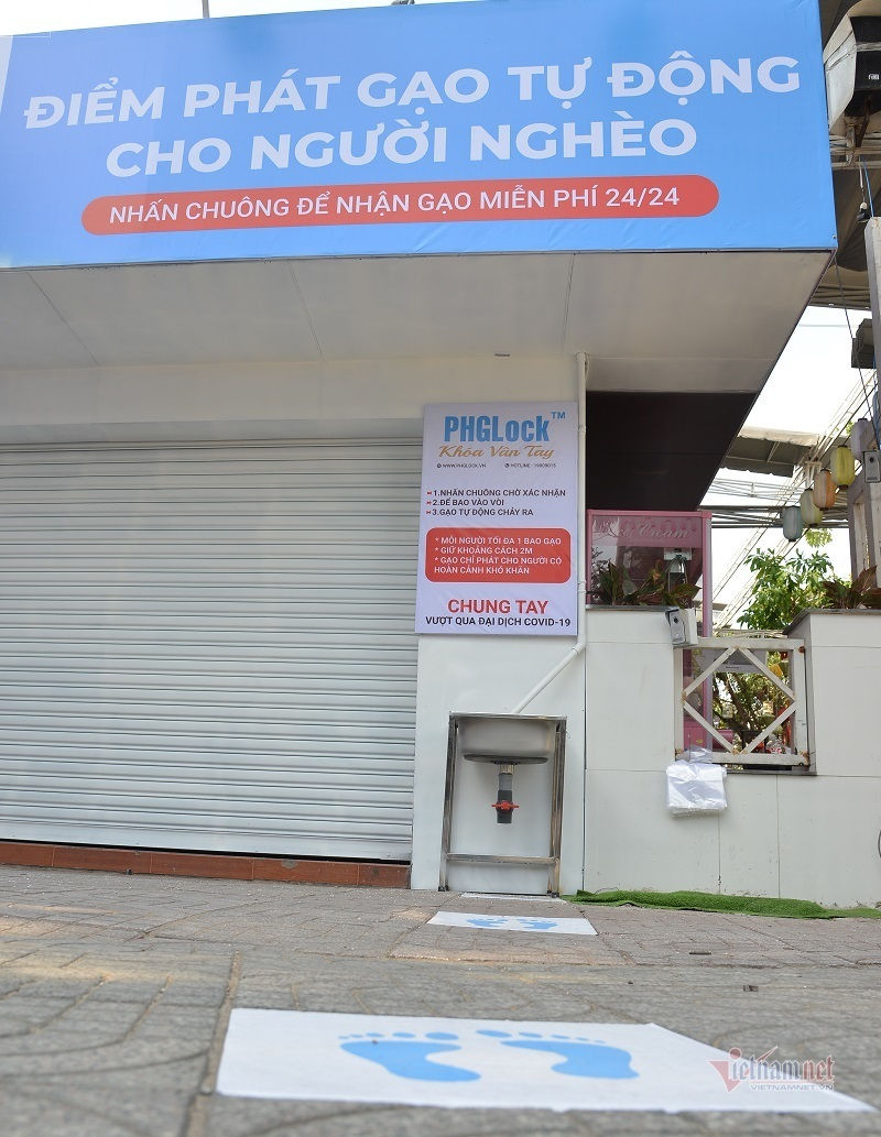  ATM phát gạo miễn phí cho người nghèo Anh Hoàng Tuấn Anh - chủ một doanh nghiệp vừa phát minh ra chiếc máy phát gạo tự động đặt tại số 204B đường Vườn Lài (quận Tân Phú, TP.HCM). Ảnh: Vietnamnet