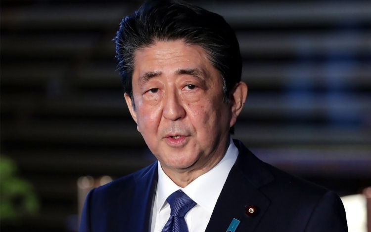   Thủ tướng Nhật Bản Shinzo Abe trong cuộc họp báo ở Tokyo hôm 6/4. Ảnh: AFP.   
