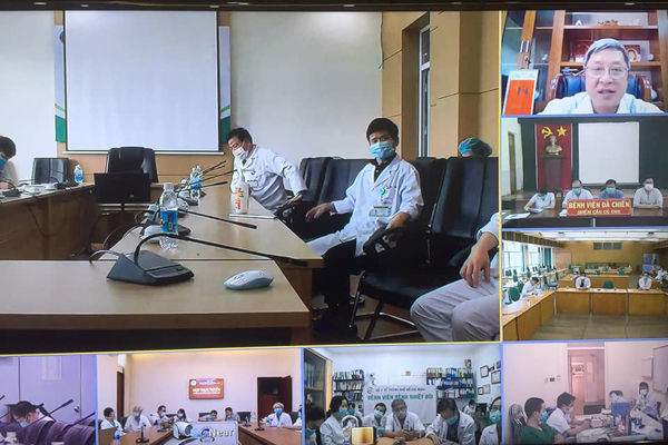  Các thành viên Tiểu ban Điều trị cùng hội chẩn với các chuyên gia hàng đầu ở điểm cầu Bộ Y tế. Ảnh: Vietnamnet.