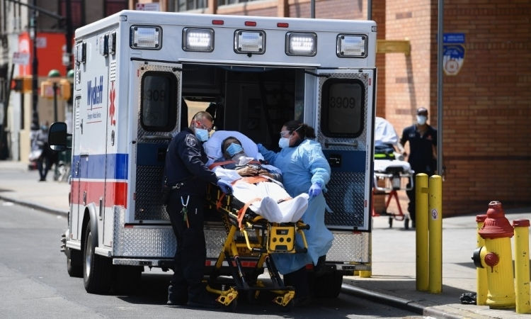   Nhân viên y tế New York vận chuyển bệnh nhân vào phòng cấp cứu của Trung tâm Y tế Wyckoff Heights ở Brooklyn hôm 7/4. Ảnh: AFP.   