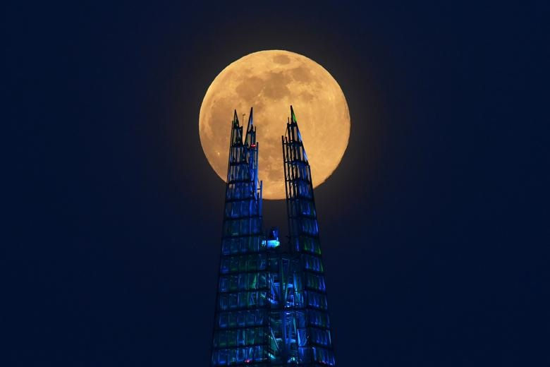     “Siêu trăng hồng” mọc lên trên tòa nhà chọc trời Shard ở London, đây là một sự kiện thiên văn xảy ra khi Mặt trăng ở gần Trái đất nhất trên quỹ đạo của nó, khiến nó xuất hiện lớn hơn và sáng hơn bình thường, tại London, Anh. 