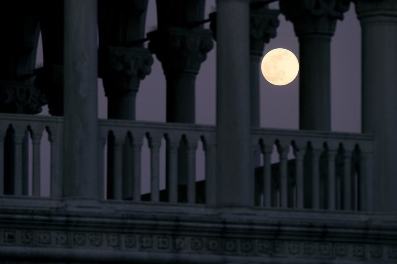  Siêu trăng hồng được chụp lại từ một địa điểm khác ở Venice, Italy av2  Valletta, Malta.