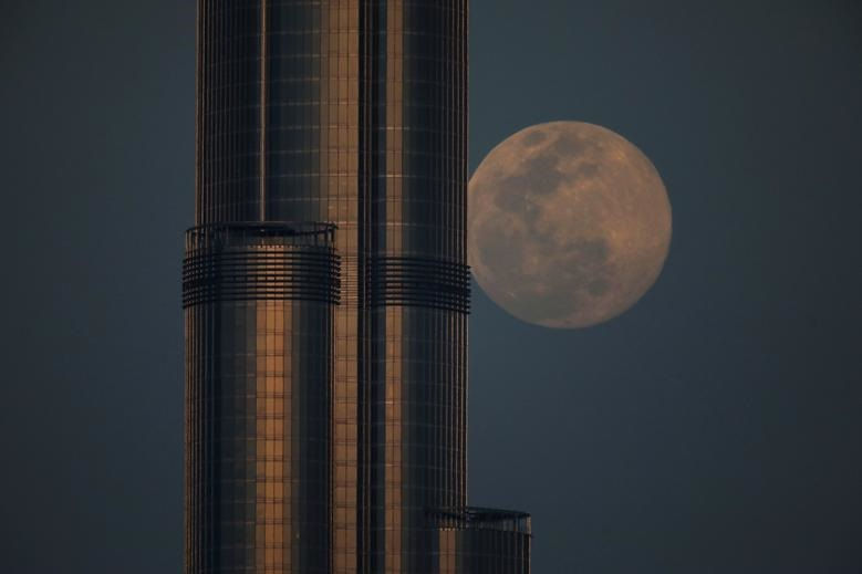 Siêu trăng lên sau Burj Khalifa, tòa nhà cao nhất thế giới ở Dubai, Các tiểu Vương quốc Arab Thống nhất.
