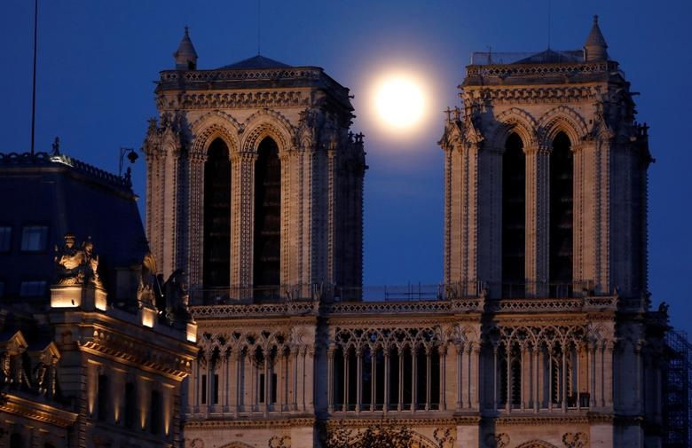  Siêu trăng lên giữa 2 tòa tháp của nhà thờ Đức Bà Paris (Notre Dame Cathedral) ở Paris, Pháp (ảnh trái) và ở Kappara, Malta (ảnh phải).