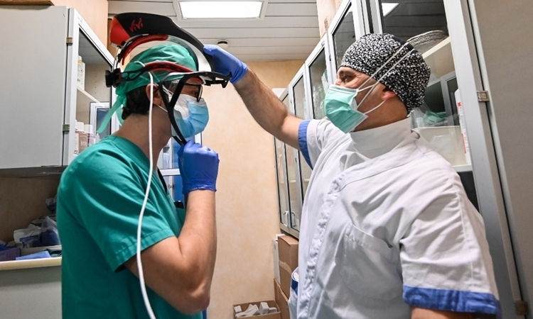     Y tá đeo đồ bảo hộ trước khi vào khu điều trị tích cực tại bệnh viện ở Italy ngày 8/4. Ảnh:AFP. 
