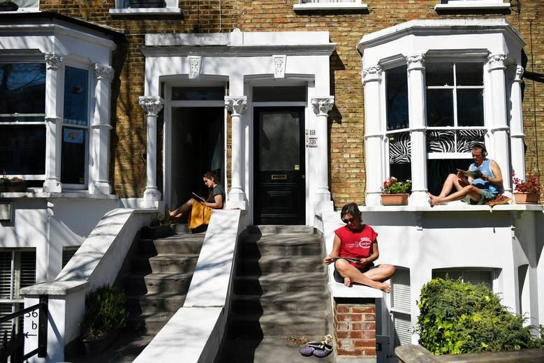 Không thể đi ra đường, nhiều người dân chọn cách giải trí ngay trước tại một ngôi nhà ở Islington, London.