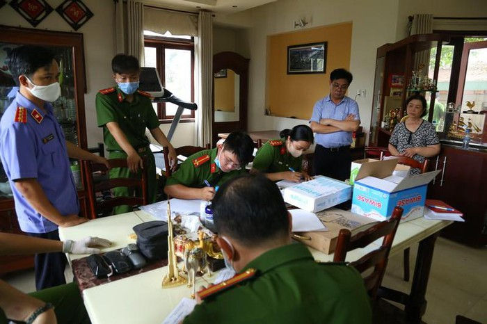 Cơ quan Cảnh sát điều tra và VKS khám xét tại nhà ông Huỳnh Thanh Hải (áo xanh, đeo kính). Ảnh: Công an cung cấp.