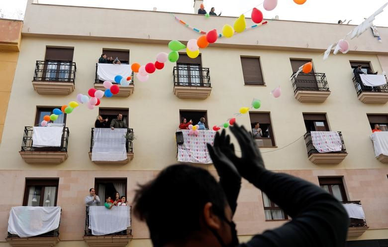  Trong ảnh là những người  hàng xóm ra ban công chúc mừng Juan Manuel Zamorano, 32 tuổi và Elena Gonzalez, 31 tuổi, tổ chức lễ đính hôn ở trung tâm thành phố Ronda, miền nam Tây Ban Nha vào ngày 7/4. 