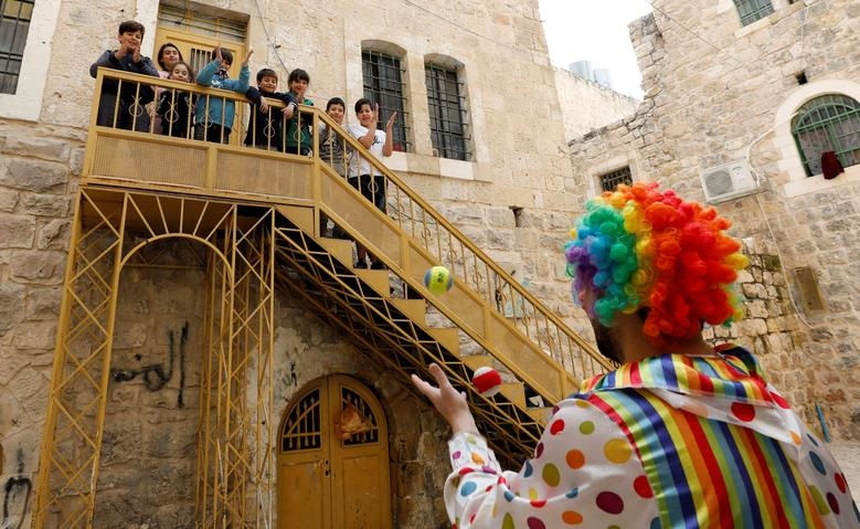 Một chú hề biểu diễn để giải trí cho trẻ em Palestine sai lệnh phong tỏa tại Bờ Tây do Israel, ngày 6/4.
