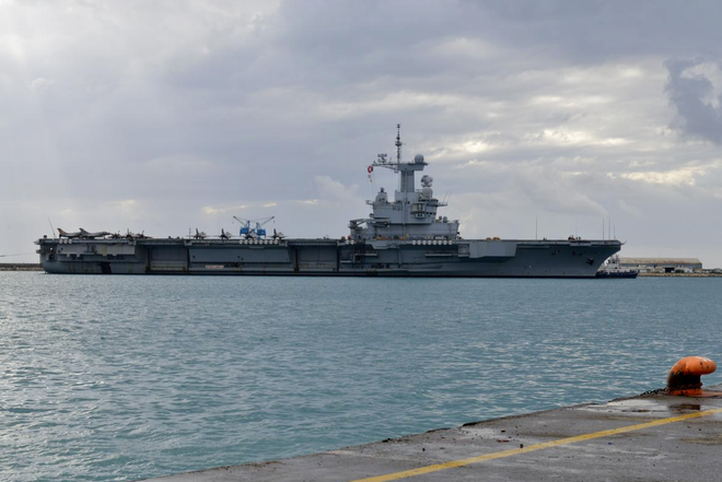 Tàu sân bay Charles de Gaulle của Hải quân Pháp neo đậu tại cảng Limassol của đảo quốc Síp hôm 21/2. Ảnh: Reuters.