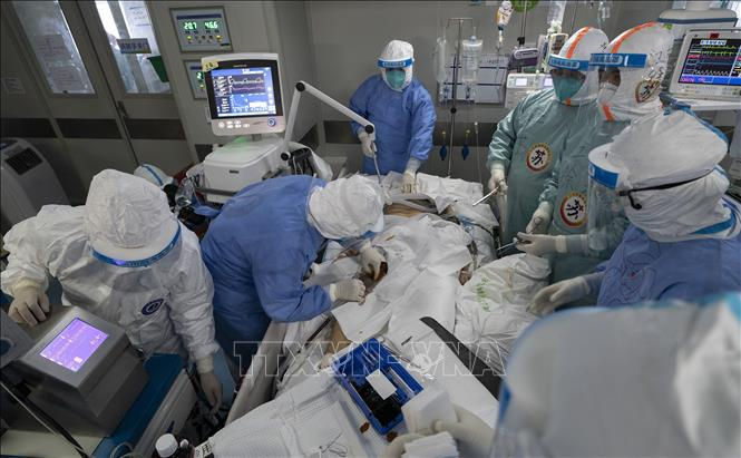     Nhân viên y tế điều trị cho bệnh nhân nhiễm COVID-19 tại bệnh viện ở Vũ Hán, tỉnh Hồ Bắc, Trung Quốc ngày 5/4/2020. Ảnh: TTXVN. 