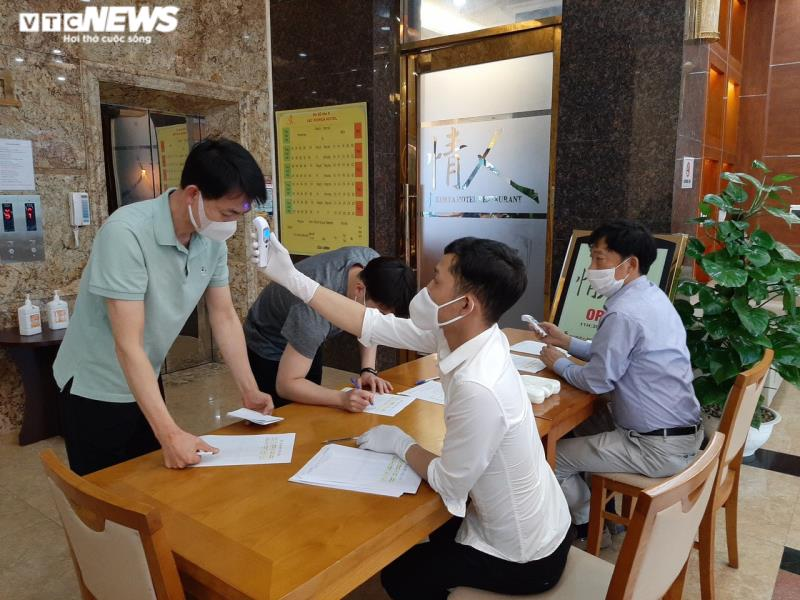 Kiểm tra thân nhiệt đối với chuyên gia Hàn Quốc làm việc tại Công ty TNHH Samsung Bắc Ninh. Ảnh: VTC news.
