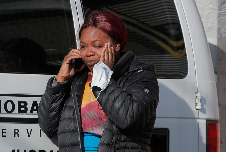   Một người phụ nữ khóc khi nói chuyện điện thoại tại Trung tâm y tế Wyckoff Heights ở Brooklyn, thành phố New York, ngày 6/4/2020. Ảnh: REUTERS  