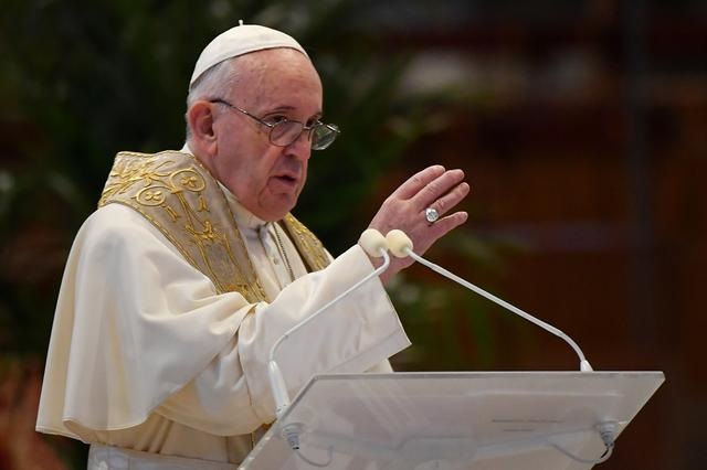    Chỉ có một số ít quan chức Vatican trực tiếp tham dự buổi thánh lễ của Giáo hoàng trong nhà nguyện. Ảnh: REUTERS.  