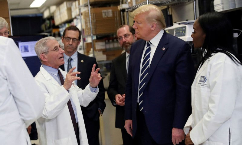 Tổng thống Mỹ Donald Trump thăm Trung tâm Nghiên cứu vắc xin của Viện Y tế quốc gia Mỹ tại Maryland, hối thúc tiến trình phát triển loại vắc xin mới. Ảnh: Reuters