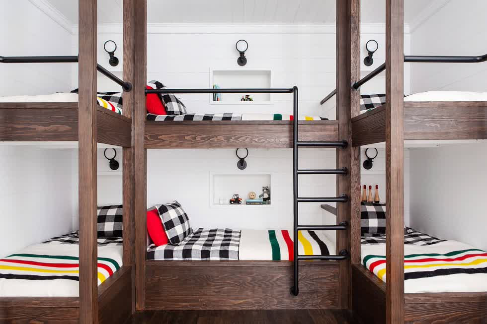 Bức tường giường tầng là cách hoàn hảo để tiết kiệm không gian trong phòng ngủ nhỏ - có thể là phòng của người lớn hoặc trẻ em.