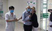 Vợ chồng bệnh nhân 28, ông bà Dixong, trước khi ra viện tối 13/4 tại Bệnh viện Bệnh Nhiệt đới trung ương. Ảnh: BV Nhiệt đới trung ương.