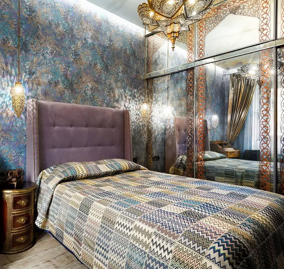 Phòng ngủ nhỏ trực quan tuyệt đẹp kết hợp cách trang trí Địa Trung Hải tạo nên sự quyến rũ và hiện đại.