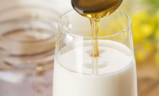 Uống sữa pha mật ong giúp xương chắc khỏe. 