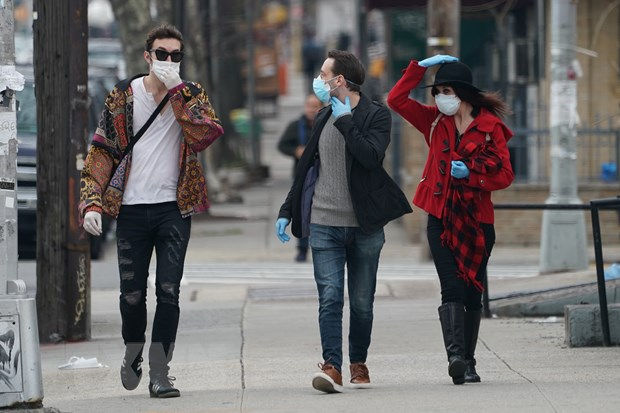 New York bắt buộc người dân phải đeo khẩu trang khi ra đường. Ảnh: TTXVN.