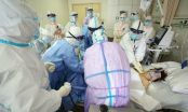   Nhân viên y tế điều trị cho bệnh nhân Covid-19 trong tình trạng nguy kịch tại Bệnh viện Chữ Thập Đỏ ở Vũ Hán, Trung Quốc hôm 1/3. Ảnh: AFP.  