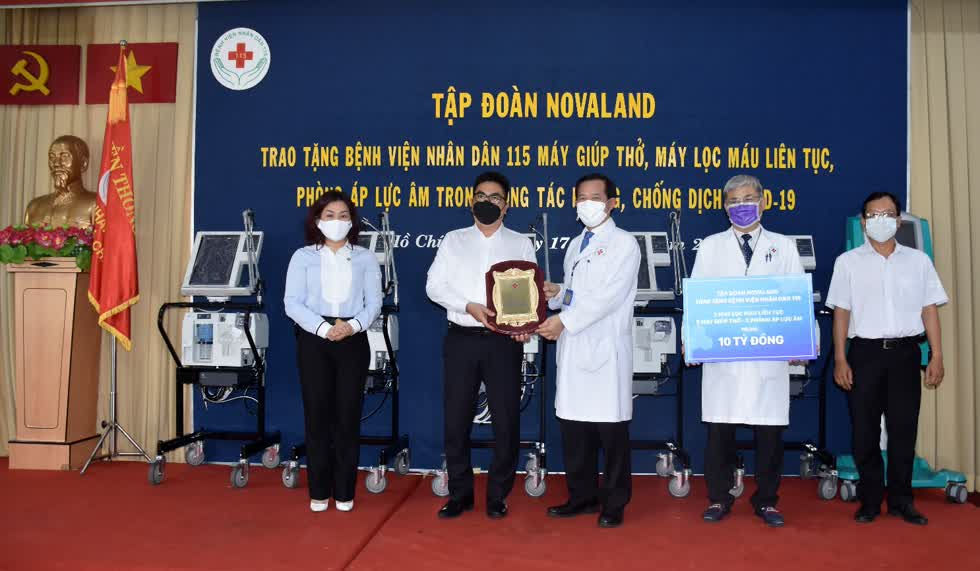 Đại diện Bệnh viện 115 cảm ơn sự đồng hành rất ý nghĩa và thiết thực của Tập đoàn Novaland .