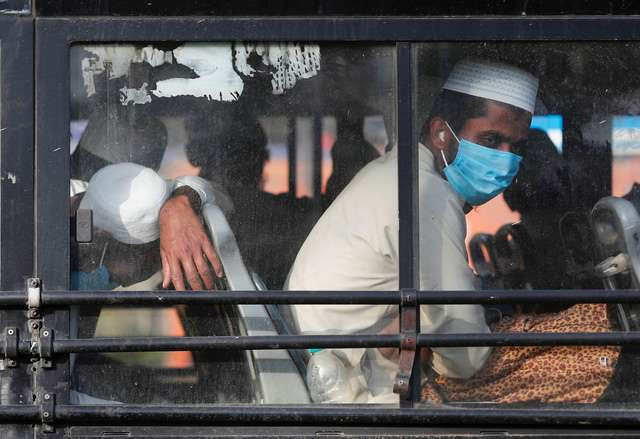 Một người đàn ông đeo khẩu trang phòng COVID-19 trên xe buýt tại New Delhi, Ấn Độ ngày 31-3 - Ảnh: REUTERS