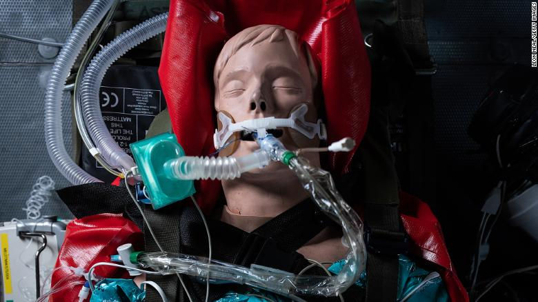 Hình nộm y tế đeo máy thở trong một cuộc tập trận quân sự tại Anh.