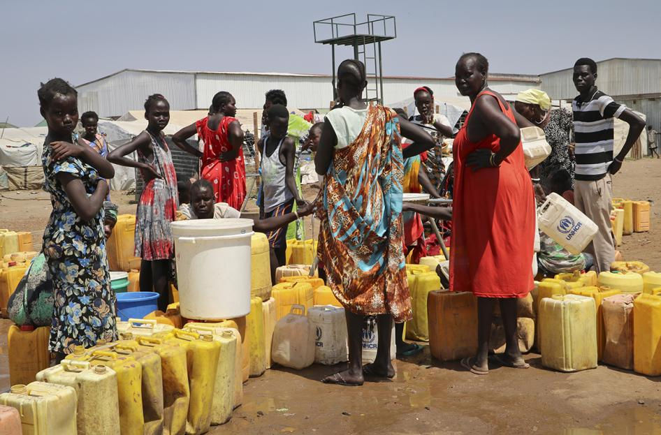 Người dân lấy nước sinh hoạt từ giếng khoan ở ngoại ô thủ đô Juba, Nam Sudan