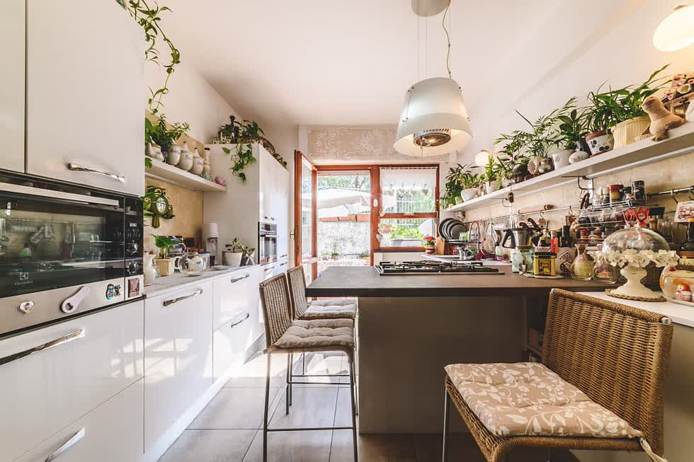   Nhà bếp khiêm tốn với không gian ngồi rộng rãi và trang trí nhiều cây xanh. Một loạt các tủ đóng và kệ mở có thể chuyển sang phòng dọc để cung cấp thêm diện tích lưu trữ hơn.   