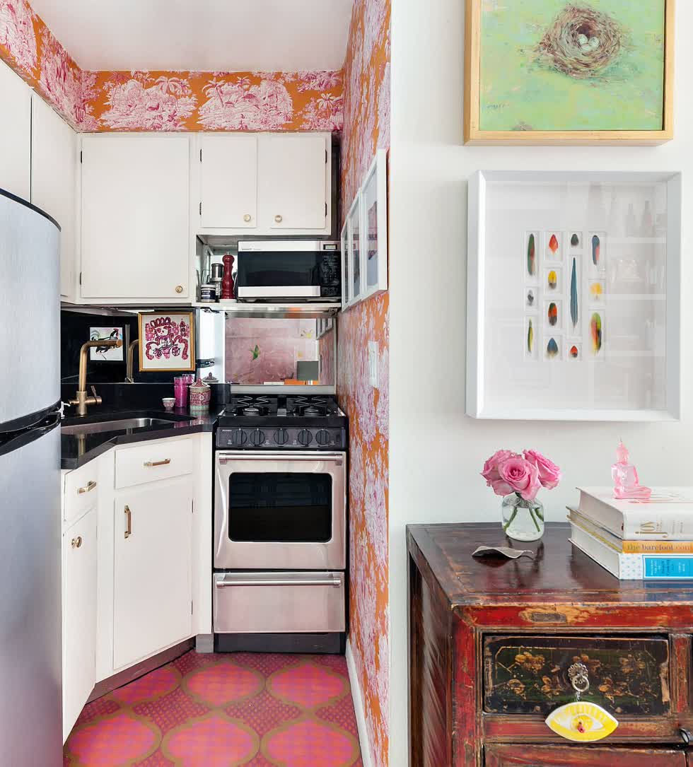   Giấy dán tường màu cam được sử dụng để phân định nhà bếp nhỏ ở góc với phong cách chiết trung.  