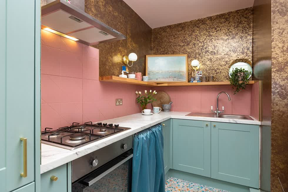   Nhà bếp nhỏ tiết kiệm không gian và tiết kiệm không gian với màu hồng và xanh với ánh vàng lấp lánh.  