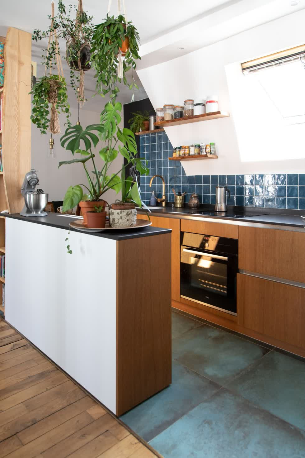   Nhà bếp chiết trung hình chữ U với gạch trắng và xanh và tủ gỗ.  
