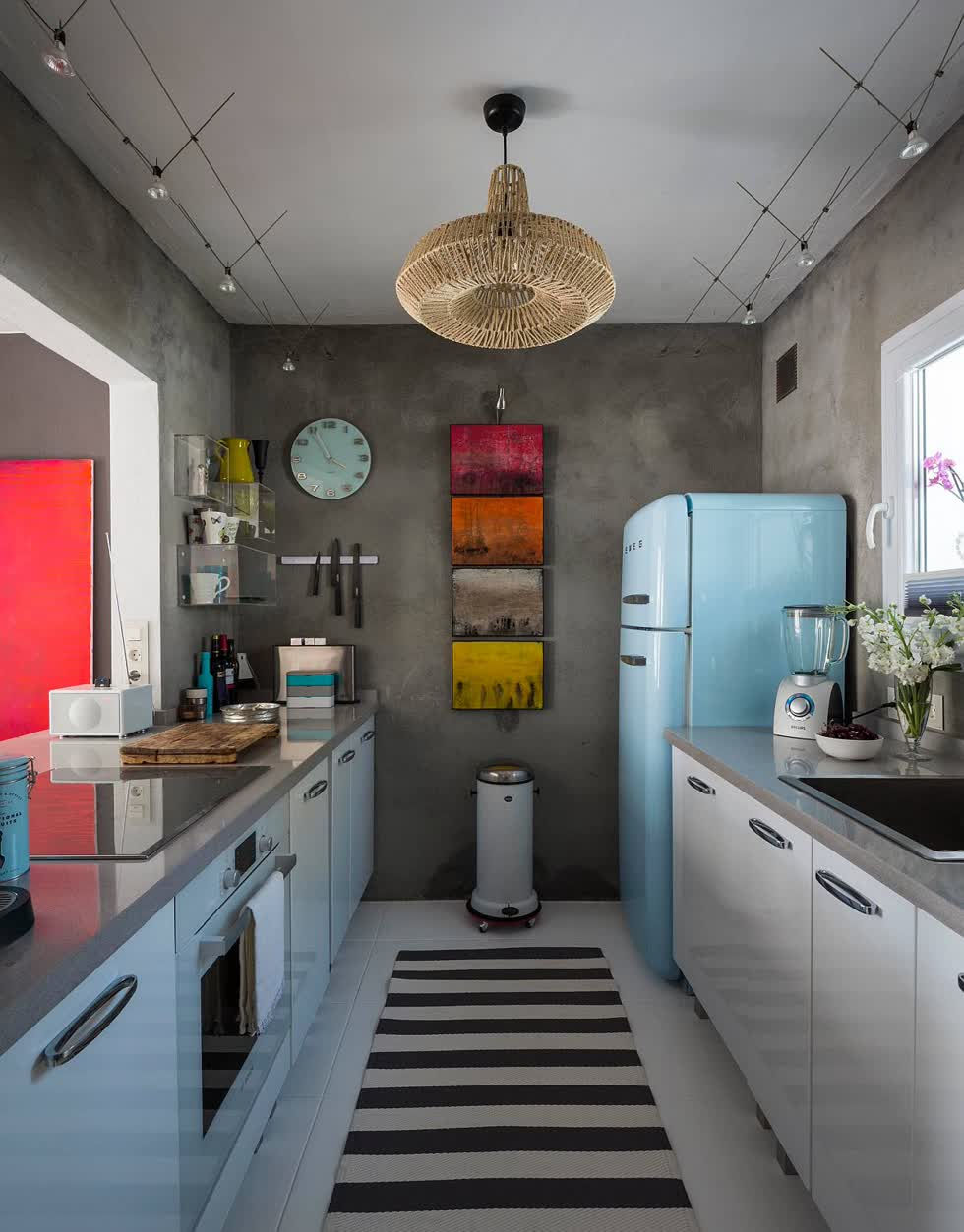   Sử dụng tủ lạnh cổ điển để thêm màu sắc cho nhà bếp nhỏ chiết trung với những bức tường bê tông.  