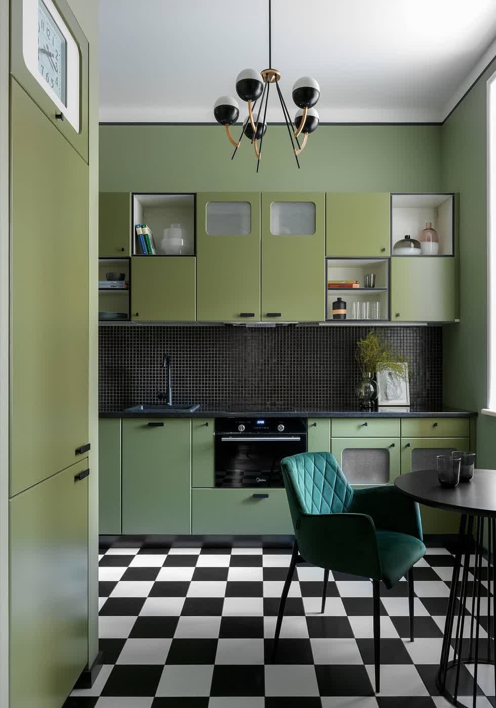  Gạch lát sàn nhà bếp màu đen và trắng sẽ đưa bạn quay ngược thời gian và mang đến cho không gian vẻ ngoài retro.  