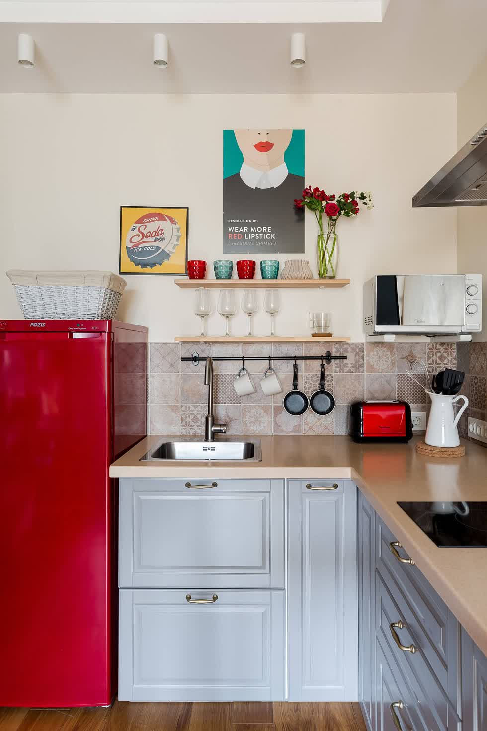   Tận dụng không gian góc trong căn bếp nhỏ với một chút màu đỏ.  