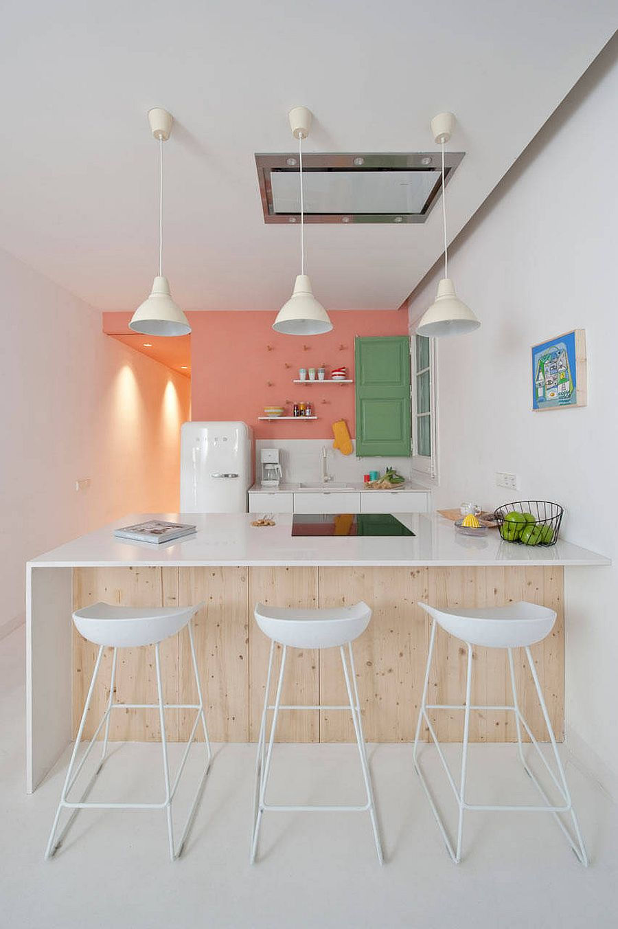   Màu hồng pastel và màu xanh lá cây mang lại màu sắc cho nhà bếp cổ điển sang trọng.  