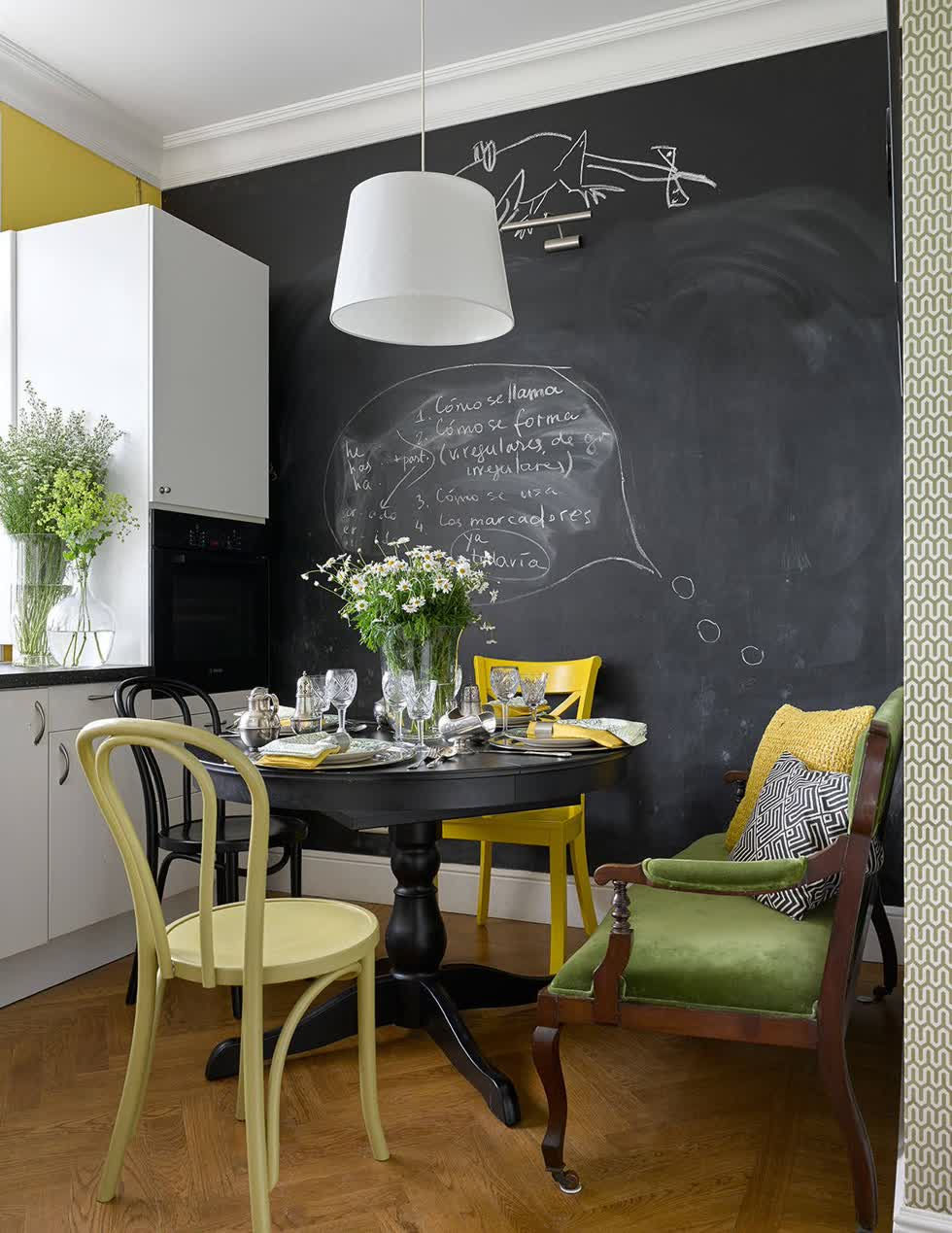   Bức tường bảng đen và chiếc ghế màu vàng tuyệt đẹp cho nhà bếp nhỏ.  