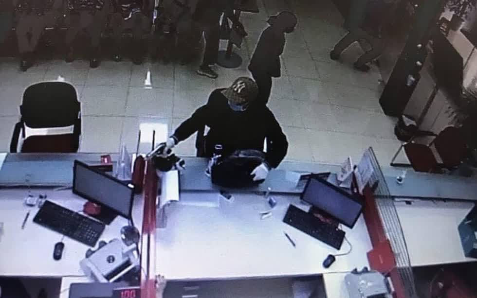   Hình ảnh kẻ bị mặt xông vào  cướp ngân hàng  chiều nay. Ảnh: Facebook   
