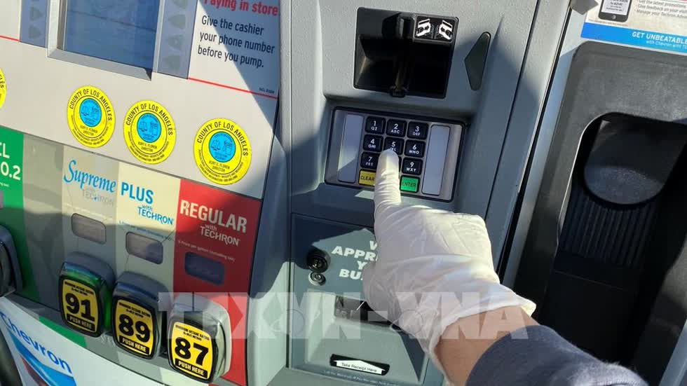 Đổ xăng cho phương tiện tại một trạm xăng ở Los Angeles, bang California, Mỹ. Ảnh: TTXVN