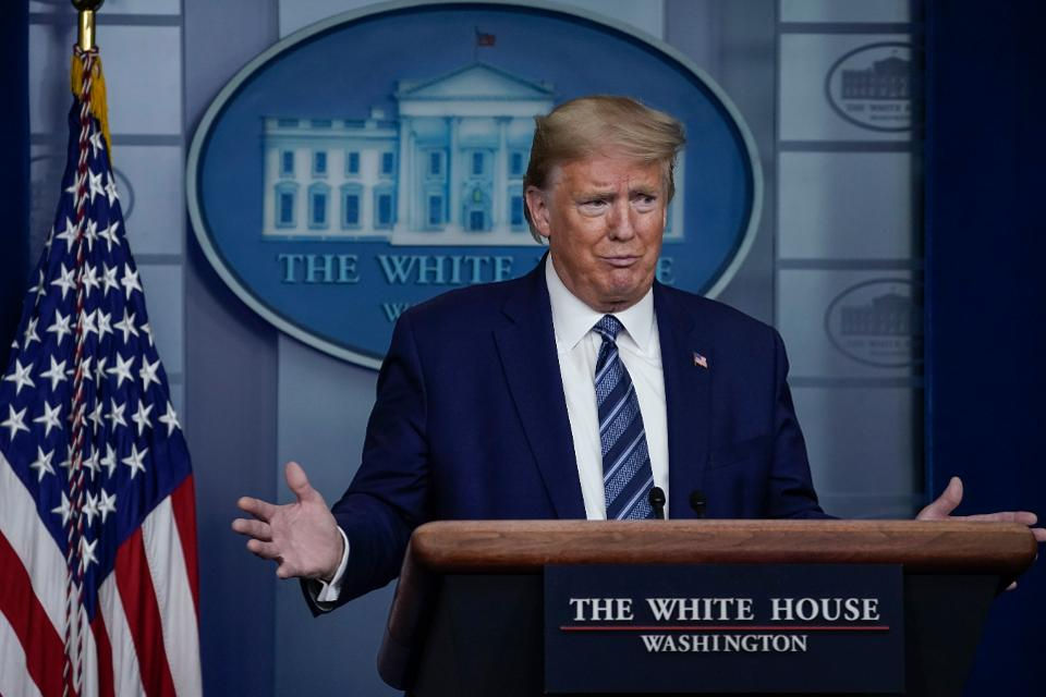 Tổng thống Hoa Kỳ Donald Trump phát biểu tại cuộc họp giao ban tại Nhà Trắng ngày 21/4. Ảnh: Getty.
