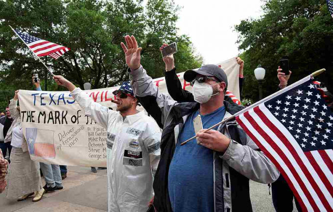 Người biểu tình tại Texas phản đối các lệnh cách ly kéo dài. Ảnh: Reuters