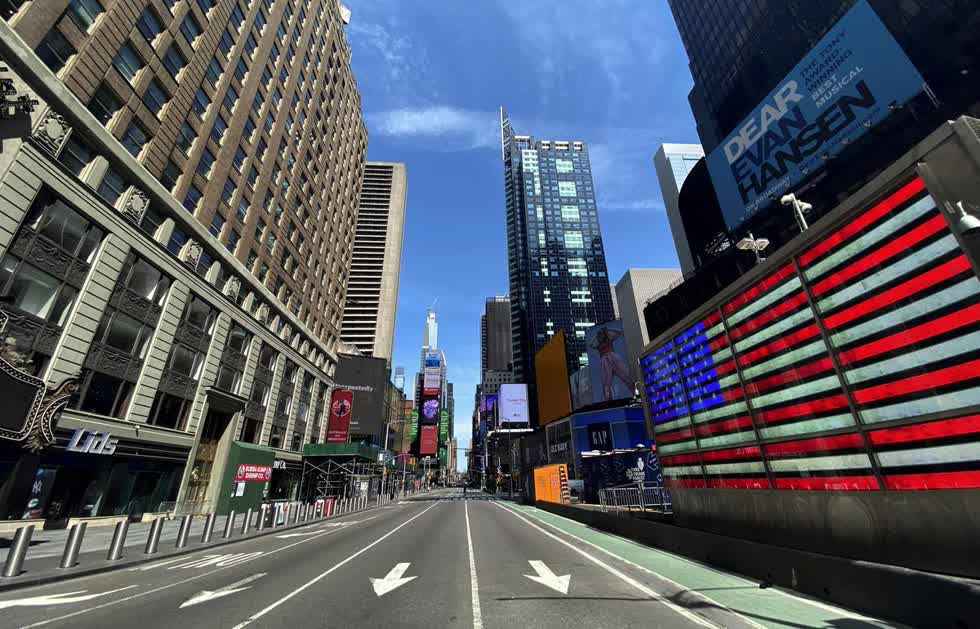   Đại lộ số 7 gần như bỏ hoang ở Quảng trường Thời đại được nhìn thấy gần giữa trưa trong khi dịch bệnh COVID-19 bùng phát ở thành phố New York. Ảnh: Reuters.  