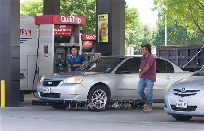 Đổ xăng cho các phương tiện tại một trạm xăng ở Plano, Texas, Mỹ ngày 20/4/2020. Ảnh: TTXVN
