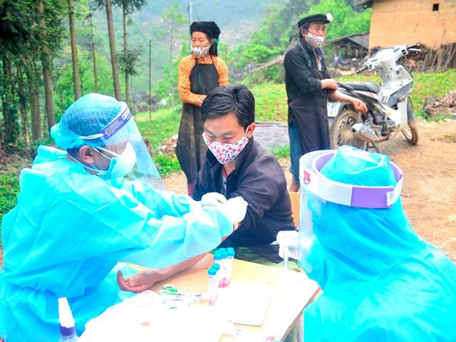 Hình ảnh cán bộ y tế lấy mẫu bệnh phẩm của người dân thôn Pín Tủng. Ảnh: Dân Trí.